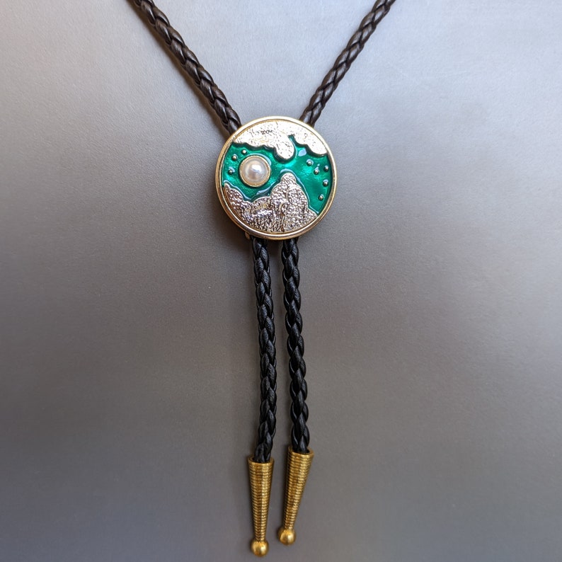 Mountain Pearl Bolo Tie