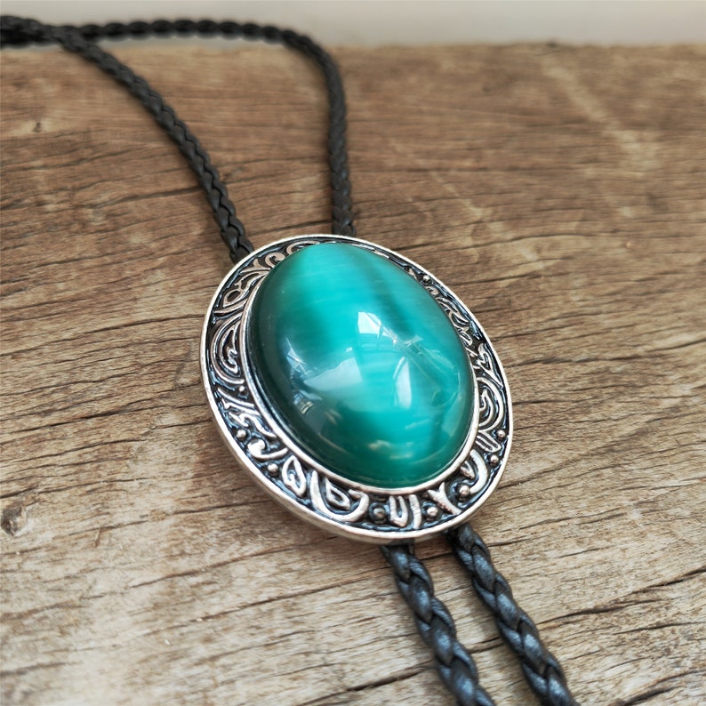 Green Cat-eye Stone Bolo Tie: Silver