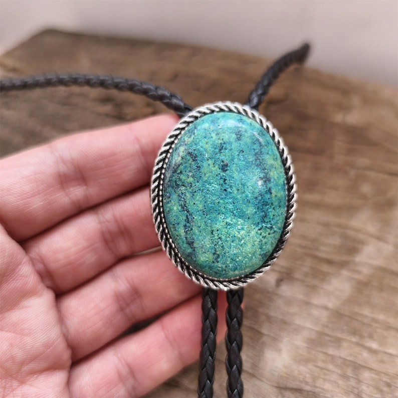 Green Forest Stone Bolo Tie: Silver-Plated Western Necktie