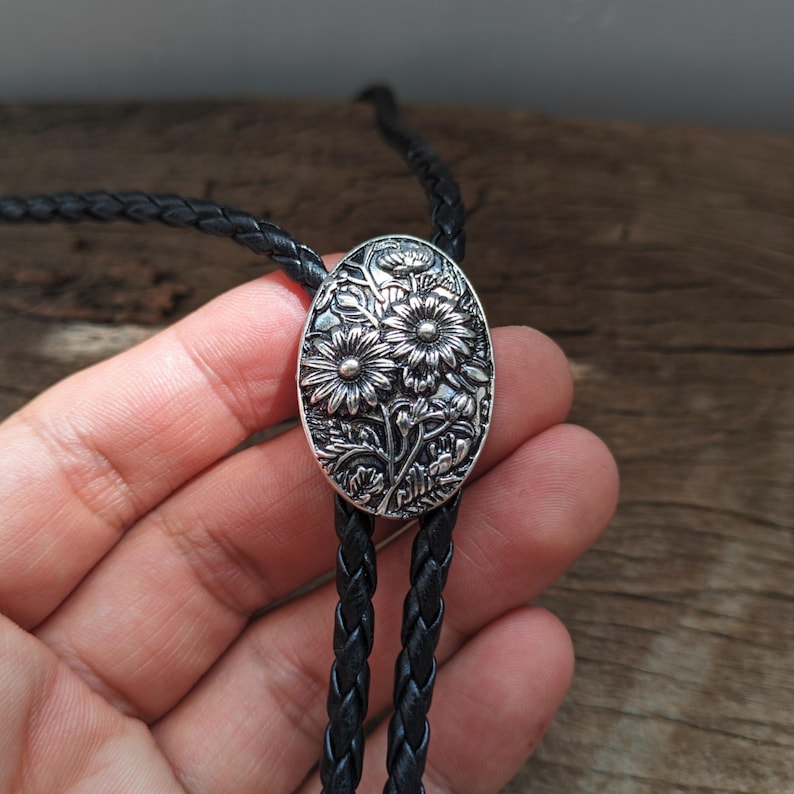 Metal Style Daisy Bolo Tie